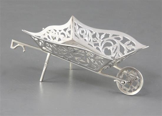 A silver Art Nouveau bon bon basket, in the form of a wheelbarrow, Length 4 ¾”/121mm Width 3”/75mm Height 1 ¾”/45. Weight 1.4ozs/41grms